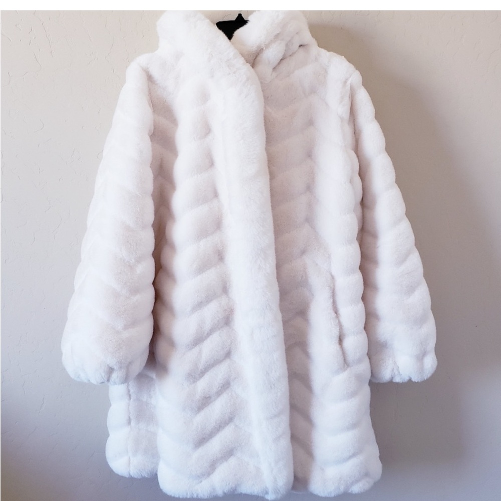 GALLERY Grooved Faux Fur Hooded Jacket - Picture 11 of 13
